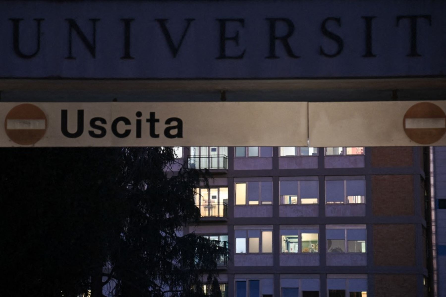 El Hospital Gemelli concentra la atención de fieles y periodistas ante la operación del papa León XIV, prevista tras detectarse un nódulo pulmonar en etapa temprana. Foto: ANDINA/AFP.