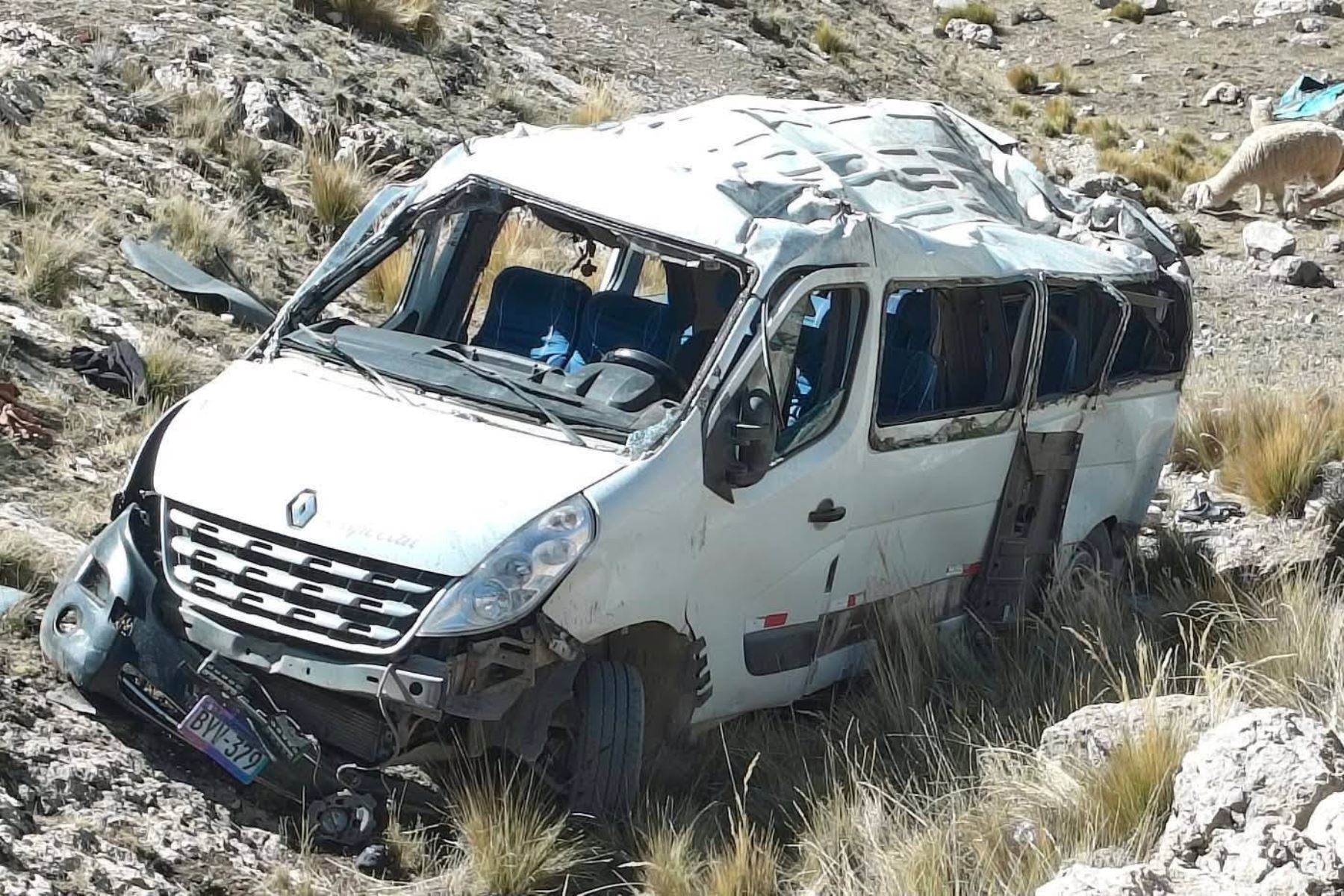 Accidente en la carretera Yauyos-Chupaca: caída de cúster a pendiente deja tres fallecidos