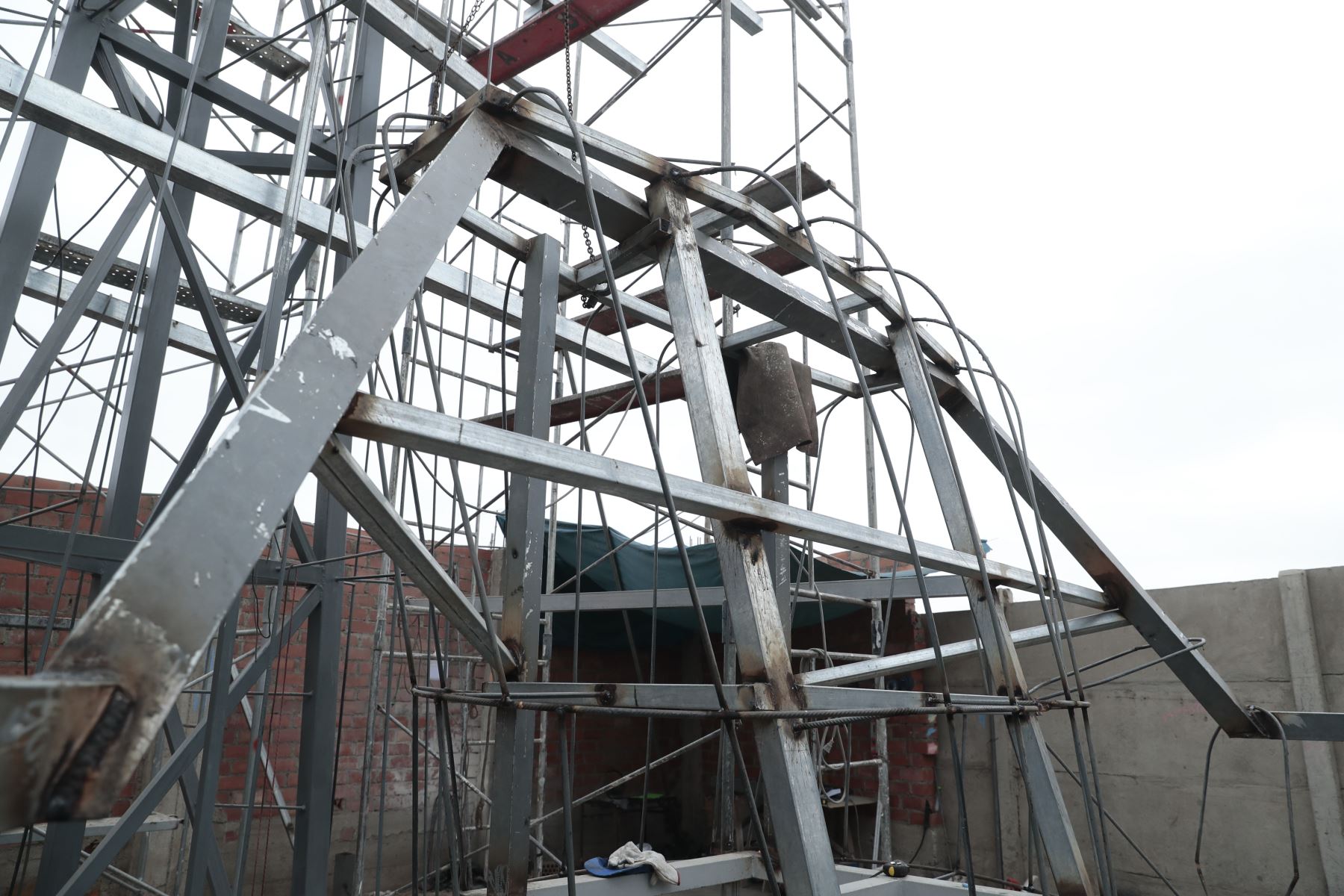La estructura metálica sostiene el avance de la estatua del papa León XIV, cuya culminación está prevista para fines de octubre. Foto: ANDINA/Daniel Bracamonte.