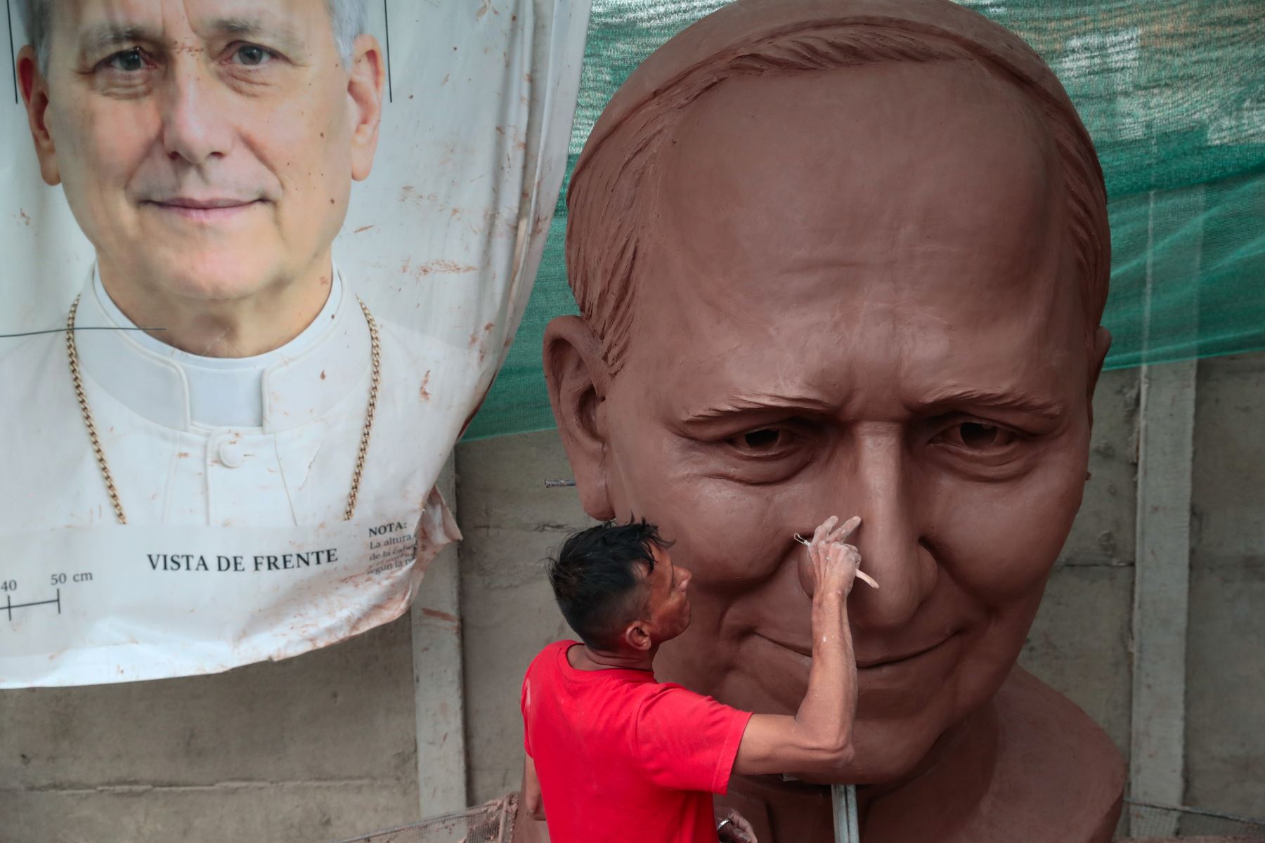 Rafael Gutiérrez Quispe asumió el reto de elaborar la escultura de 10 metros en un plazo de 45 días, como parte del homenaje chalaco al pontífice. Foto: ANDINA/Daniel Bracamonte.