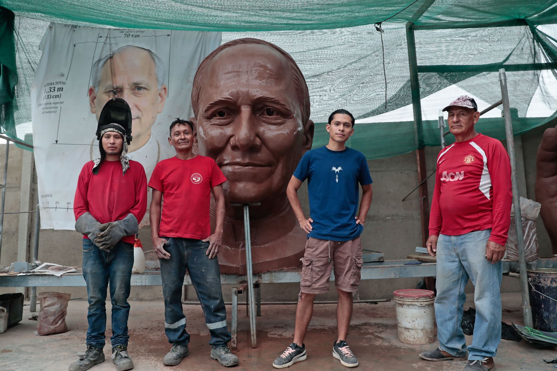 Nilo Martínez, Pável Gómez, Mauro Luis Fernández, Guillermo Chávez y Guillermo Chávez (hijo) son algunos miembros del equipo humano de escultores, soldadores y expertos en trabajos manuales que le están dando forma a la gran escultura a escala de 14 metros de altura del papa León XIV, dirigida por el escultor Rafael Gutiérrez desde su taller en Carabayllo. Foto: ANDINA/ Daniel Bracamonte