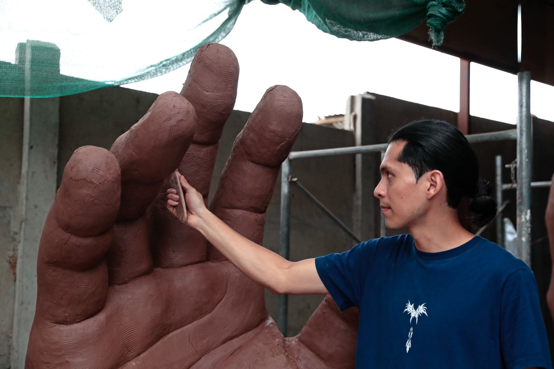 El proyecto de la gran escultura a escala del papa León XIV, quien próximamente visitará el Perú, está dirigido por el escultor Rafael Gutiérrez, quien desde su taller ubicado en Carabayllo, dirige a un equipo humano que incluye escultores, soldadores y expertos en obras manuales, quienes dan forma a este trabajo artístico que ya se encuentra en más de 40% de avance. Foto: ANDINA/ Daniel Bracamonte