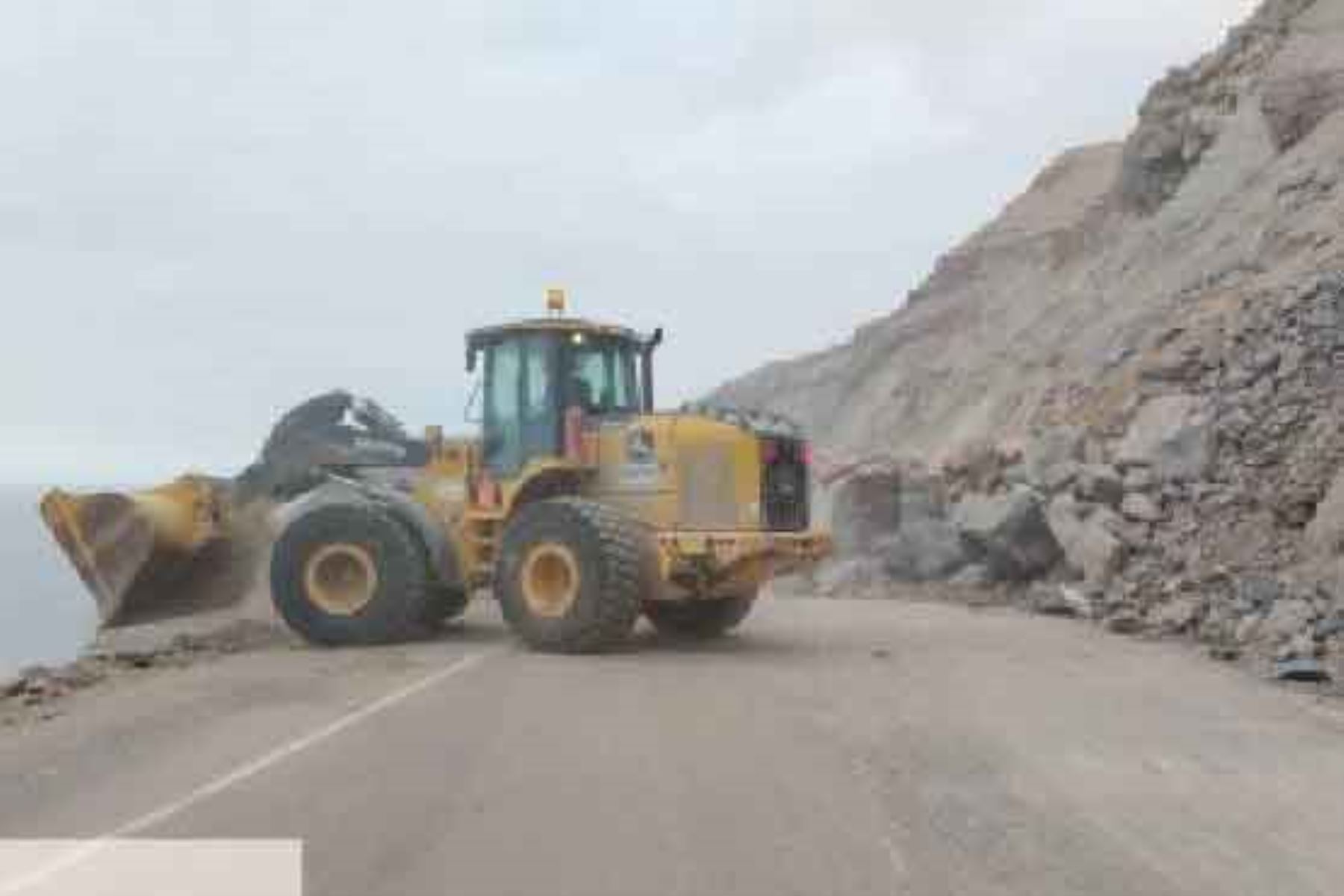 MTC habilita tránsito restringido en Panamericana Sur tras caída de rocas en La Planchada