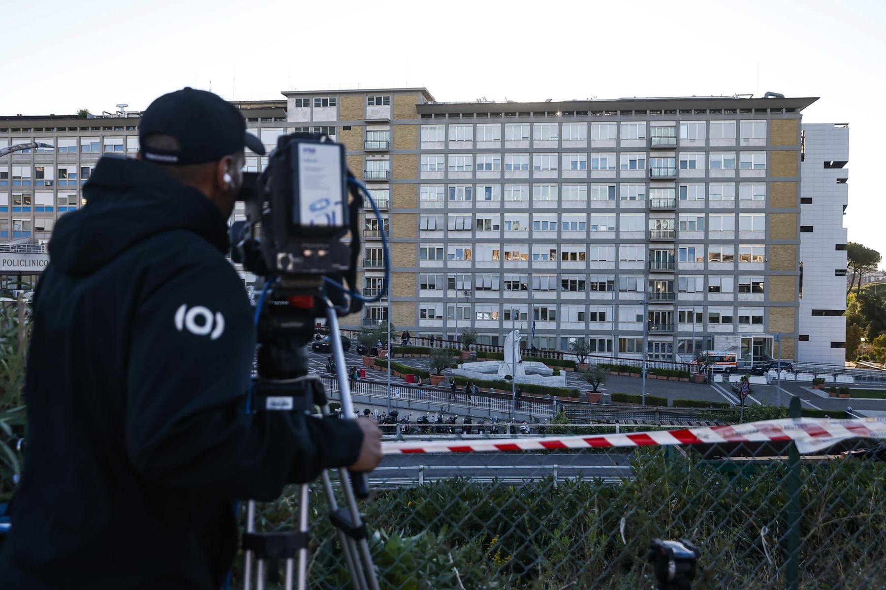 Medios de comunicación esperan a las afueras del Hospital Universitario Agostino Gemelli en Roma, Italia, el 13 de octubre de 2026. El centro médico se prepara para recibir al Papa León XIV para una cirugía pulmonar programada para extraer un pequeño nódulo, según la Oficina de Prensa de la Santa Sede. (Papa, Santa Sede,  Foto: EFE