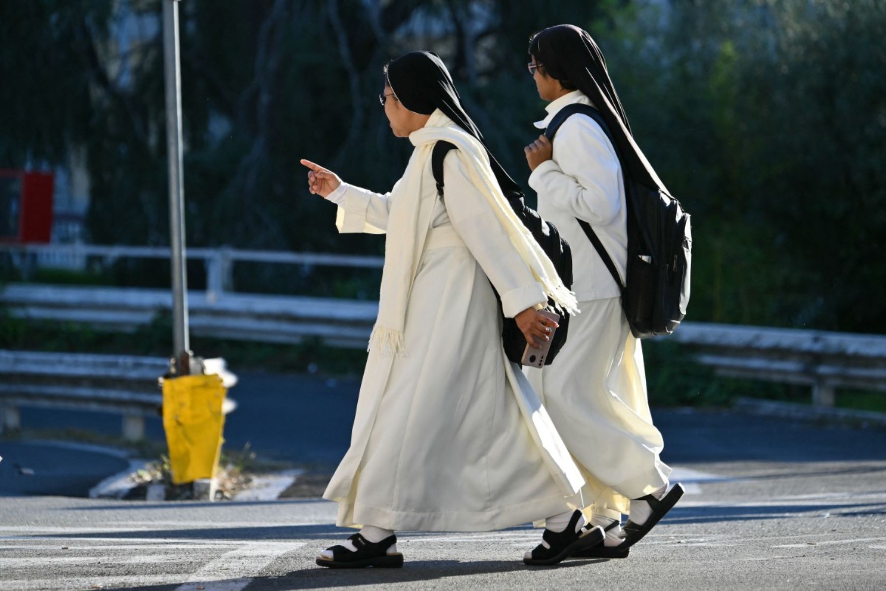 Monjas caminan a las afueras del Hospital Universitario Gemelli, donde el Papa León XIV será ingresado para una operación para extirparle un tumor pulmonar, en Roma. Foto: AFP