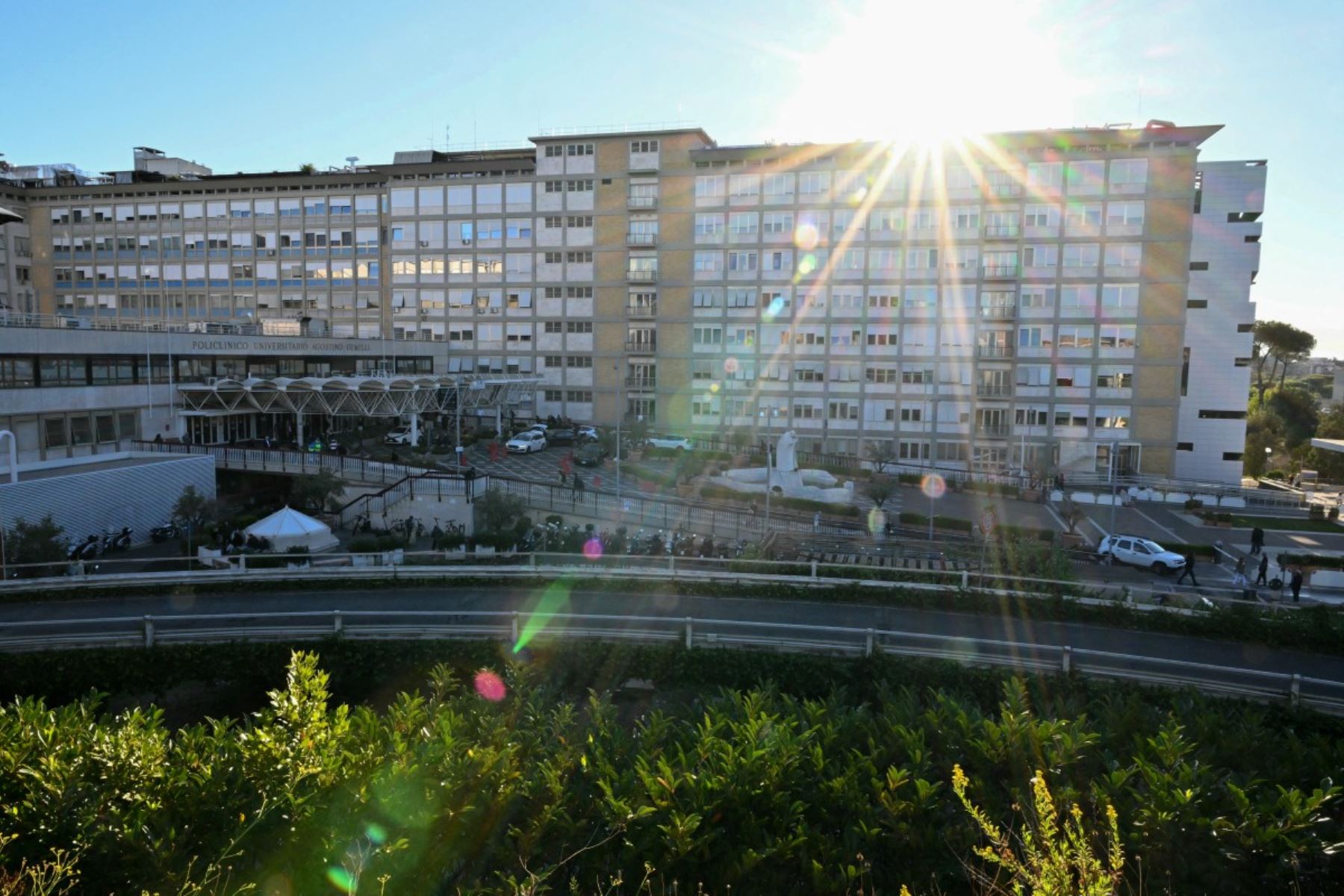 Hospital Universitario Gemelli, en Roma, donde el papa León XIV será ingresado para someterse a una intervención quirúrgica para extirparle un tumor pulmonar, según informó el Vaticano. El pontífice, de 71 años, anunció el 11 de octubre que sería operado en los próximos días. Foto: AFP