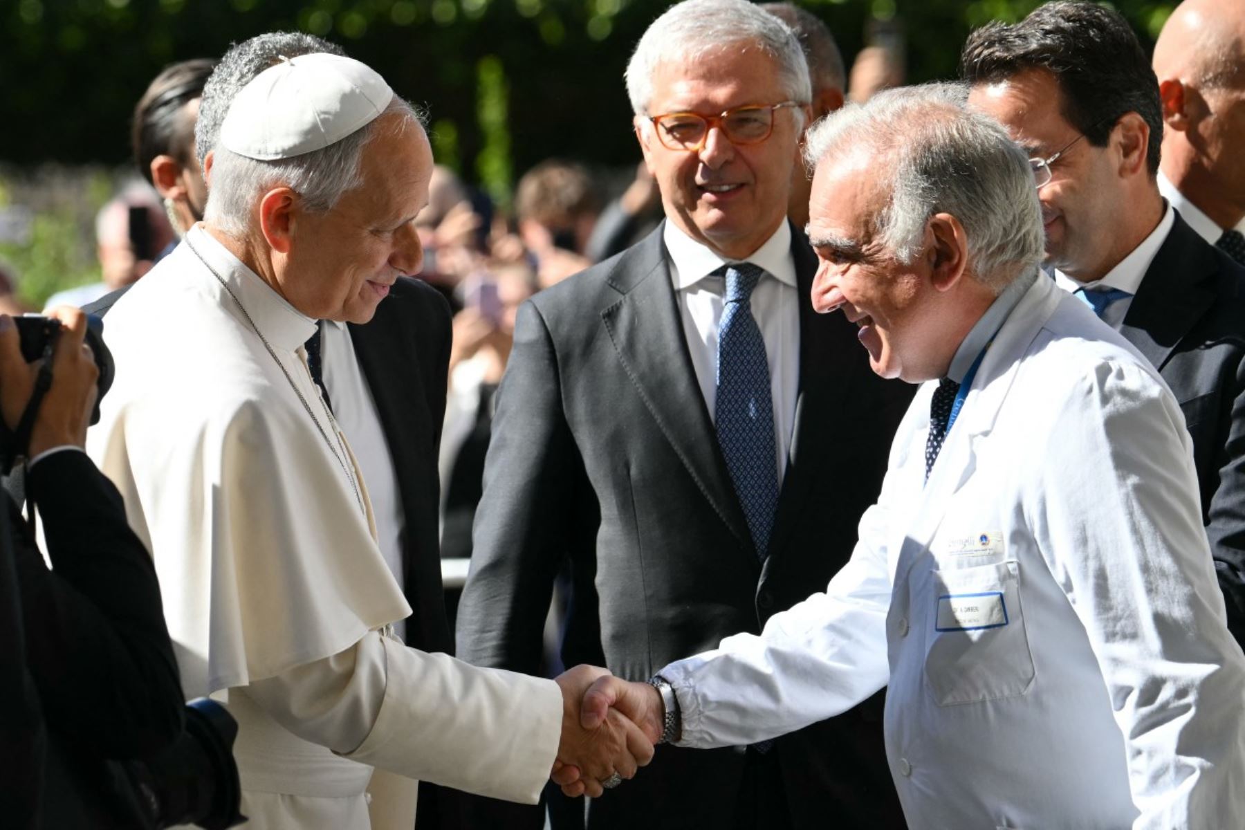El papa León XIV es recibido por el director de Salud, Andrea Cambieri, a su llegada al Hospital Universitario Gemelli para someterse a una operación para extirparle un tumor pulmonar, en Roma. Foto: AFP