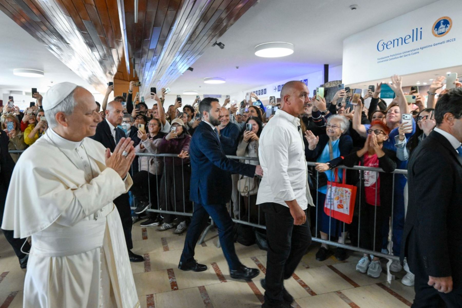 llegada del Papa León XIV al Hospital Universitario Gemelli de Roma antes de una operación para extirparle un tumor pulmonar. Foto: AFP