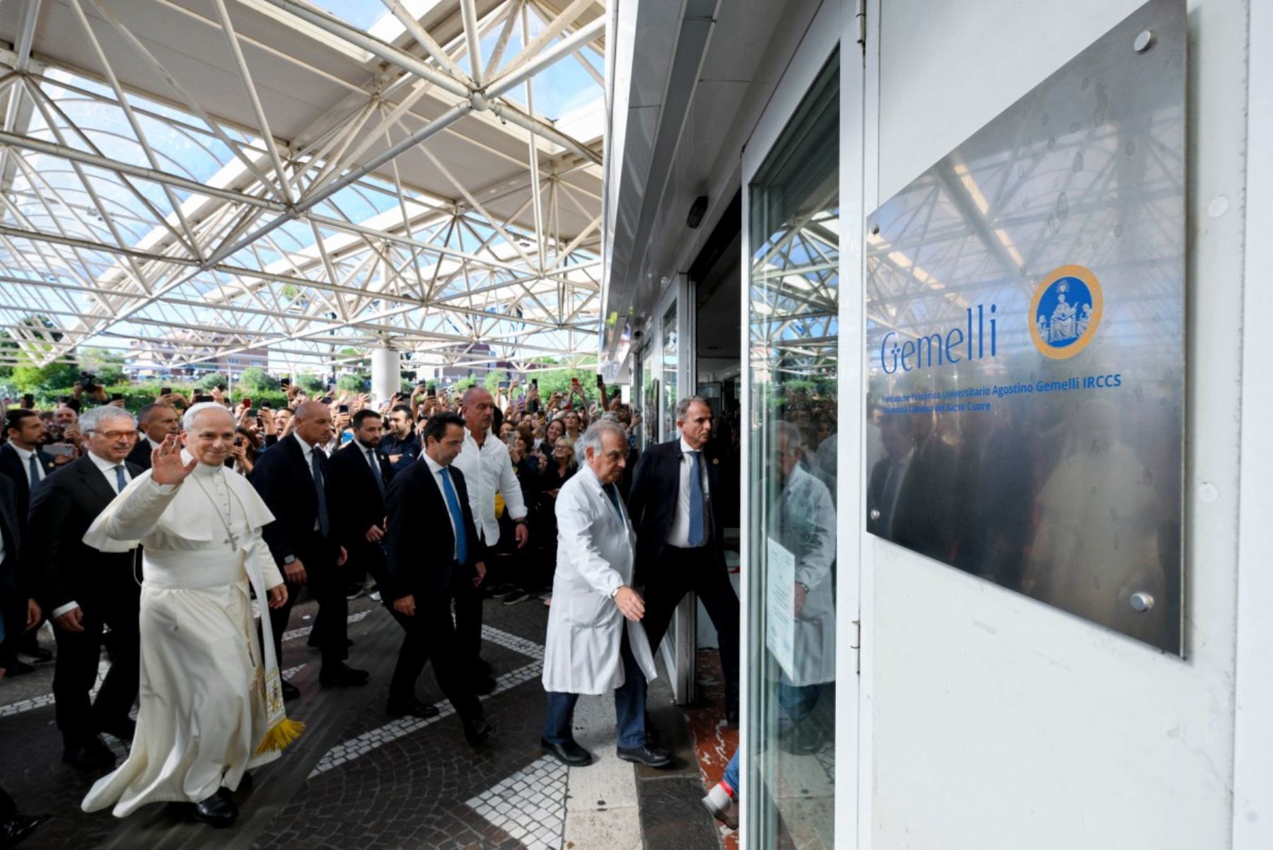 llegada del Papa León XIV al Hospital Universitario Gemelli de Roma antes de una operación para extirparle un tumor pulmonar. Foto: AFP