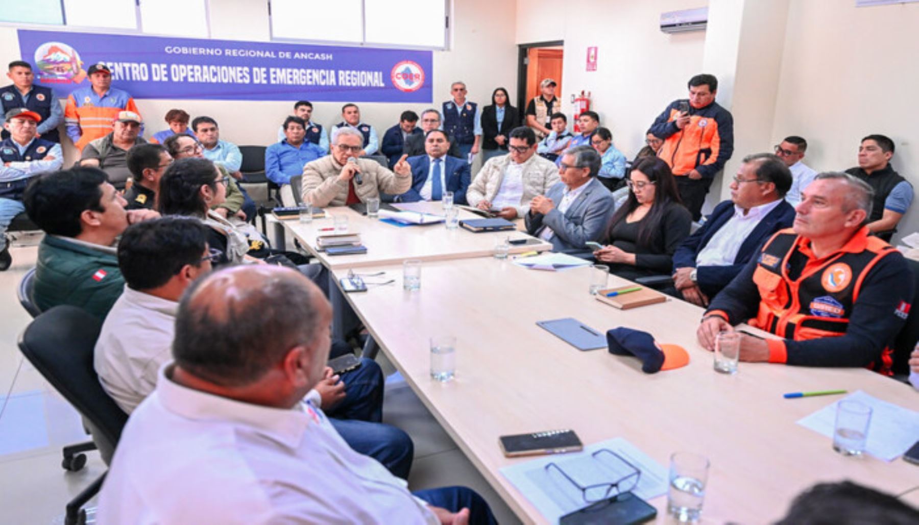 Áncash: Minam entrega equipos para monitorear lagunas en peligro de desbordarse