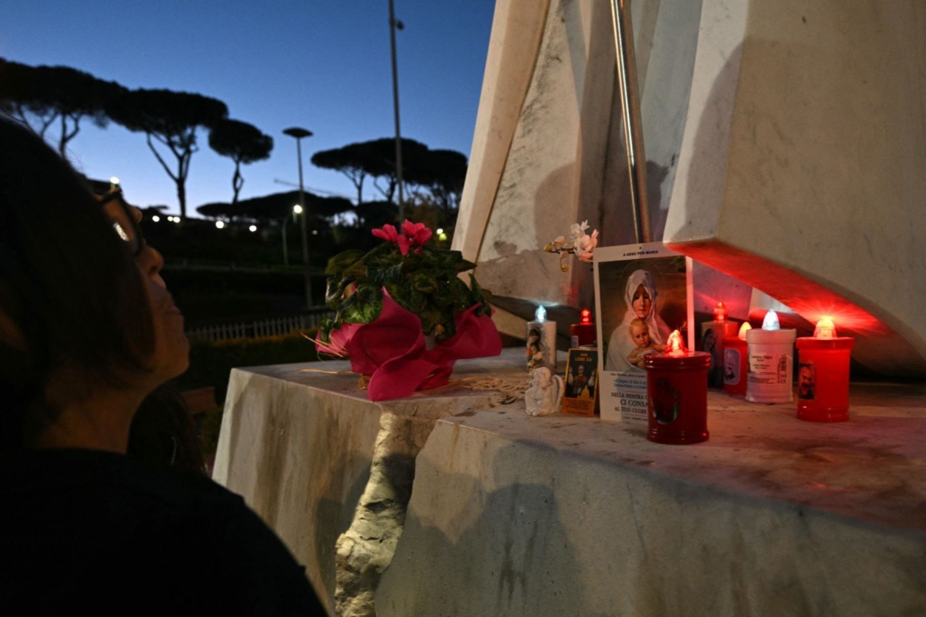 Fieles, religiosos y religiosas se congregaron este martes en la capilla del hospital Gemelli de Roma para rezar por la salud del papa León XIV, mientras afronta la operación para extirparle un nódulo de un pulmón. .  Foto: AFP