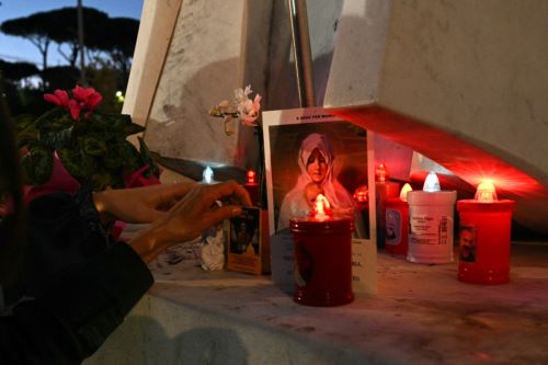 Fieles y religiosos rezan por la salud del papa en el hospital donde le operan del pulmón