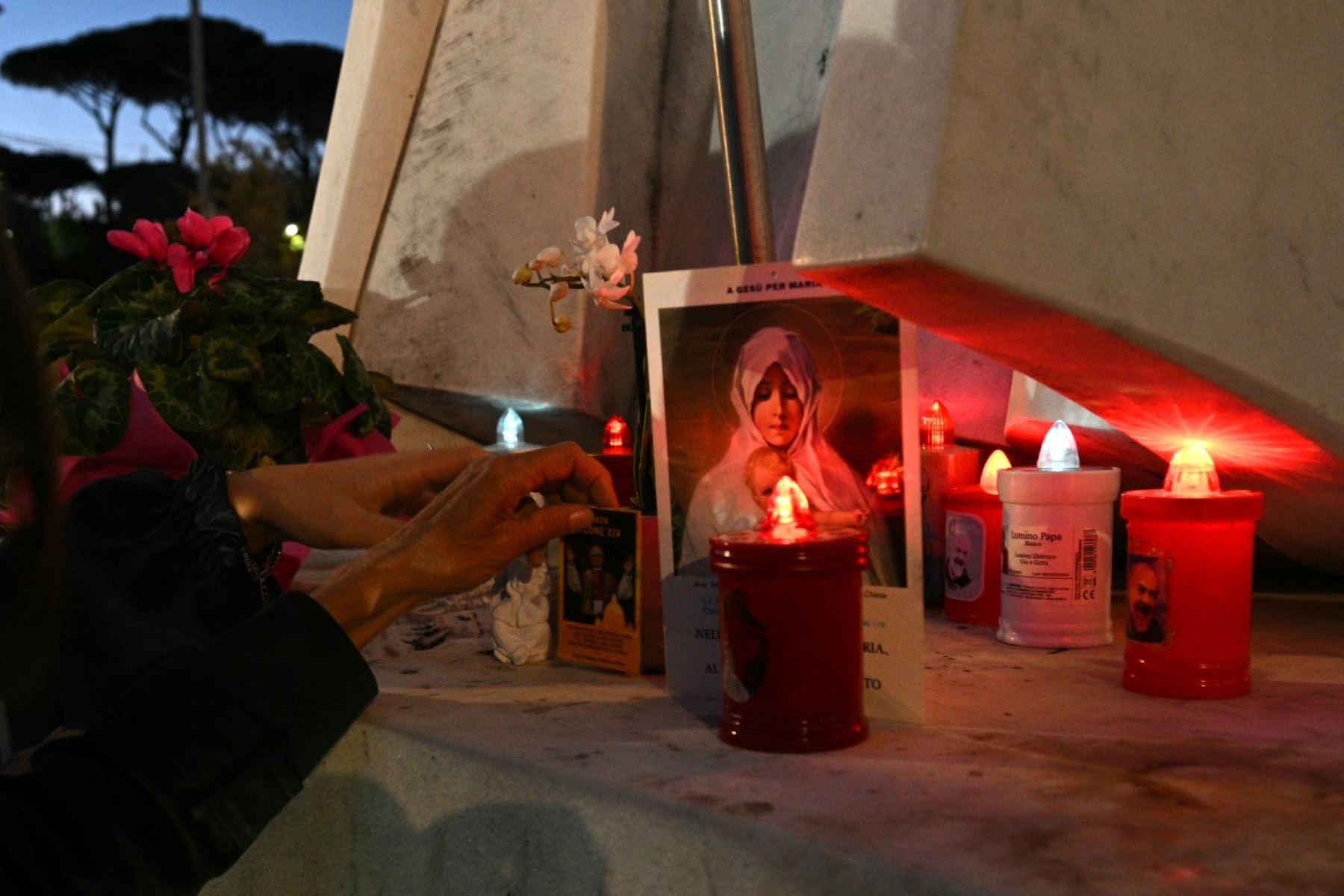 Fieles, religiosos y religiosas se congregaron este martes en la capilla del hospital Gemelli de Roma para rezar por la salud del papa León XIV, mientras afronta la operación para extirparle un nódulo de un pulmón. .  Foto: AFP