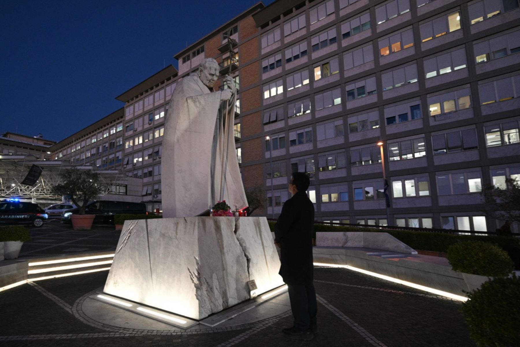 La operación está prevista esta misma tarde en el Gemelli de Roma, adónde el pontífice estadounidense se trasladó pasado el mediodía.  Foto: AFP