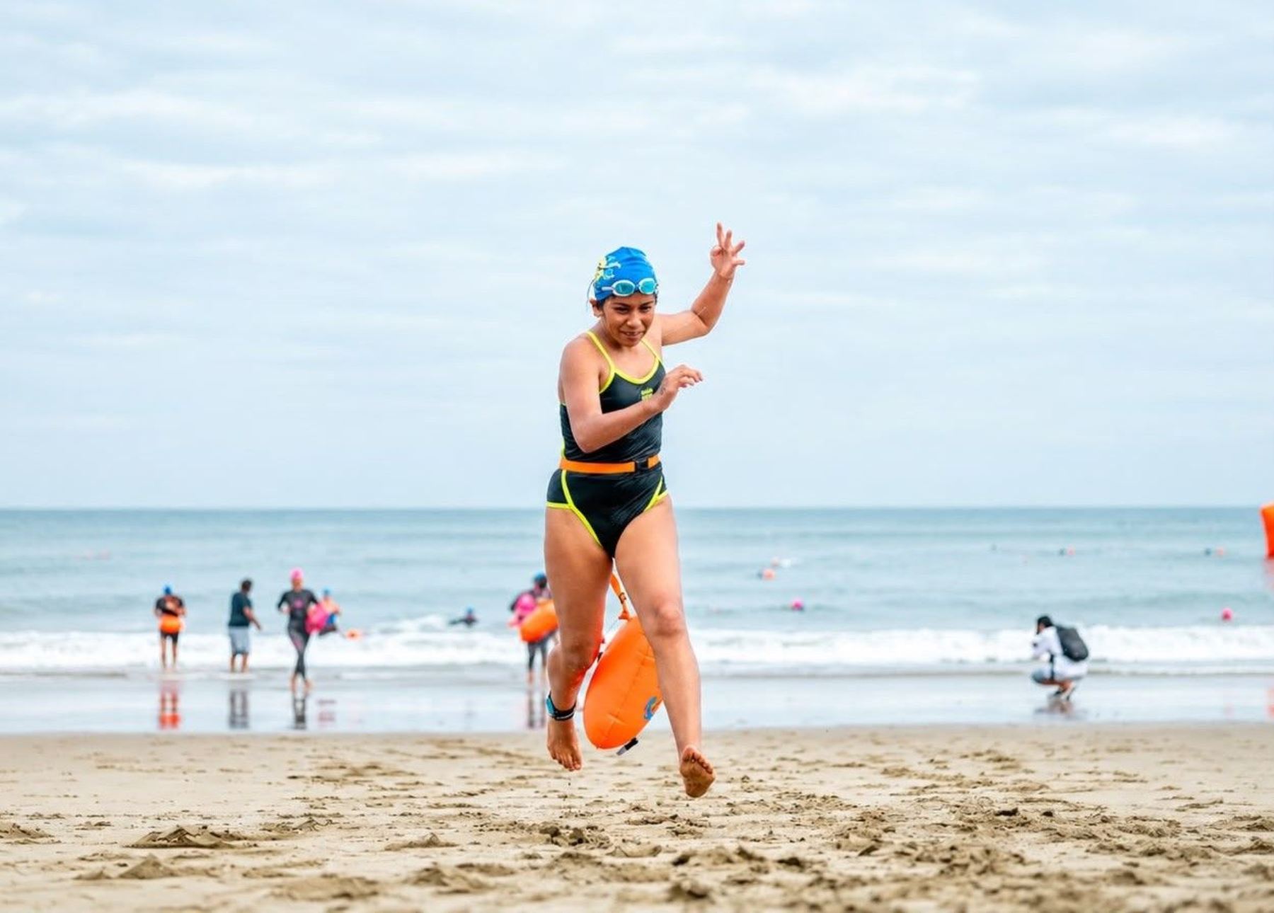 Nadadores de aguas abiertas desafiaron el mar en la travesía Máncora-Vichayito 2026