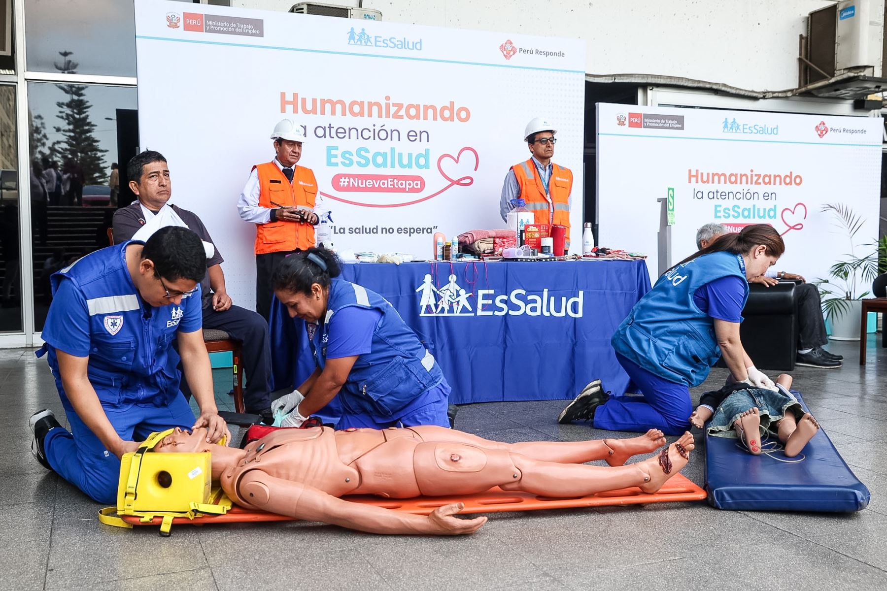 Especialistas de EsSalud brindaron orientación a la población sobre cómo actuar ante un sismo, auxiliar a una persona herida y preparar una mochila de emergencia con medicamentos e insumos para pacientes con enfermedades crónicas, en el marco del III Simulacro Nacional Multipeligro. Foto: ANDINA/Luis Iparraguirre.