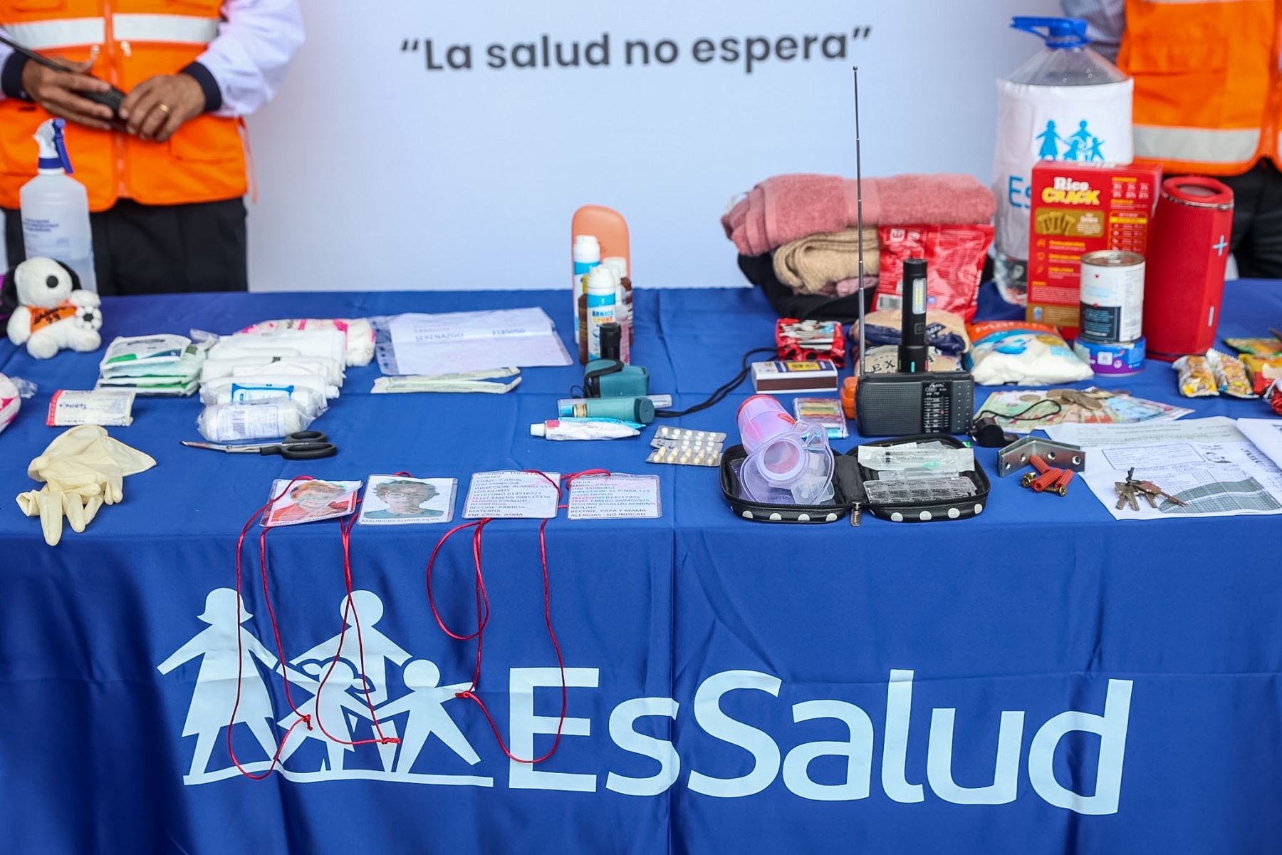 EsSalud recordó que la mochila de emergencia debe incluir agua, alimentos no perecibles, artículos de higiene, botiquín de primeros auxilios y medicamentos según las necesidades de cada familia. Foto: ANDINA/Luis Iparraguirre.