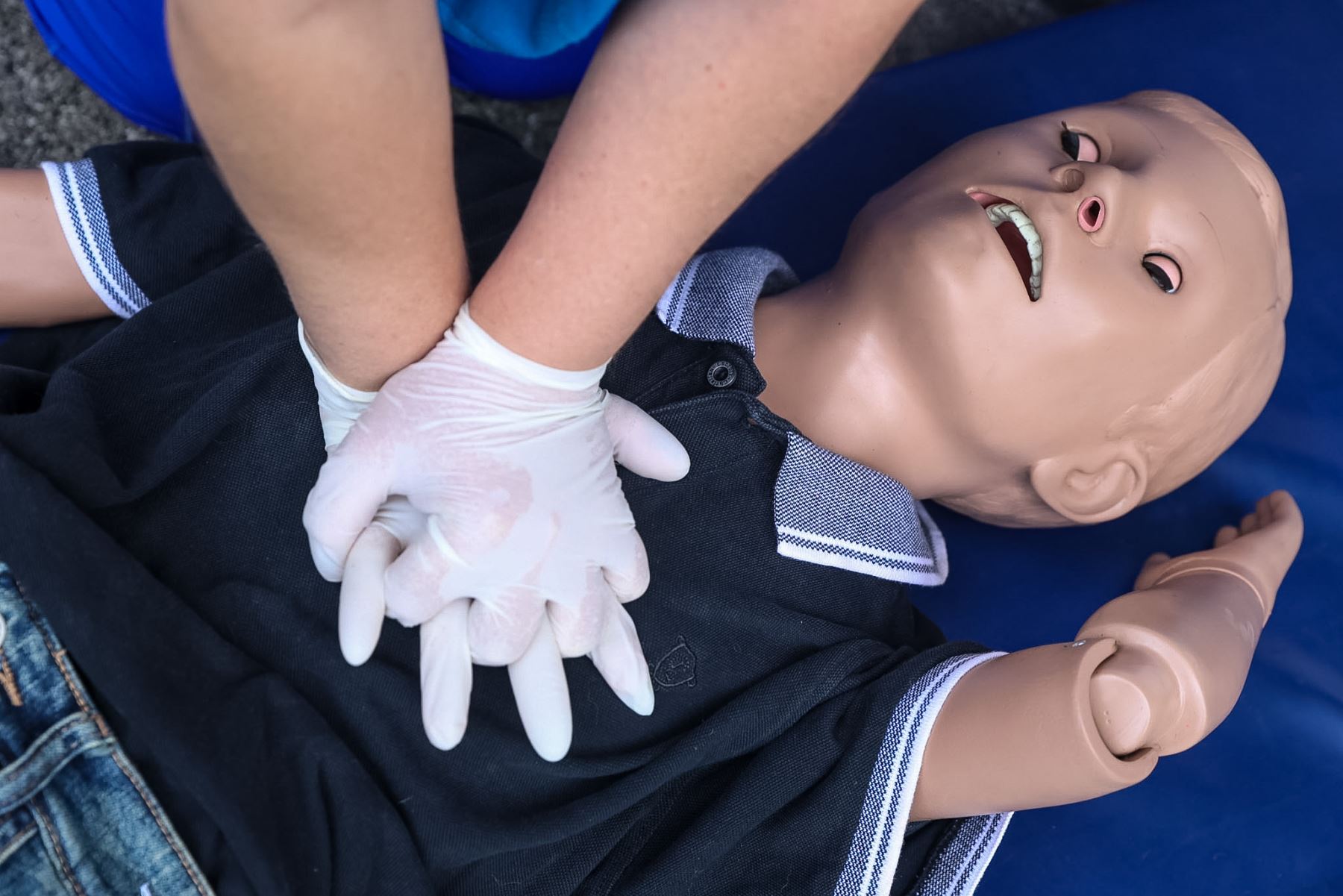 Los especialistas explicaron medidas básicas de primeros auxilios para actuar frente a una persona lesionada, sin poner en riesgo la vida del herido ni la de quienes brindan apoyo. Foto: ANDINA/Luis Iparraguirre.
