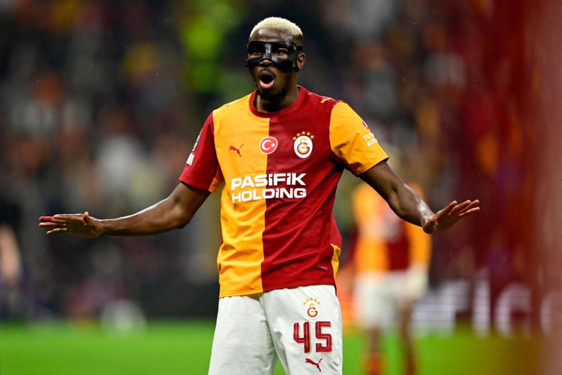 El delantero nigeriano del Galatasaray, Victor Osimhen, reacciona durante el partido de fútbol de la segunda jornada de la fase de liga de la UEFA Champions League entre el Galatasaray y el Barcelona. Foto: AFP