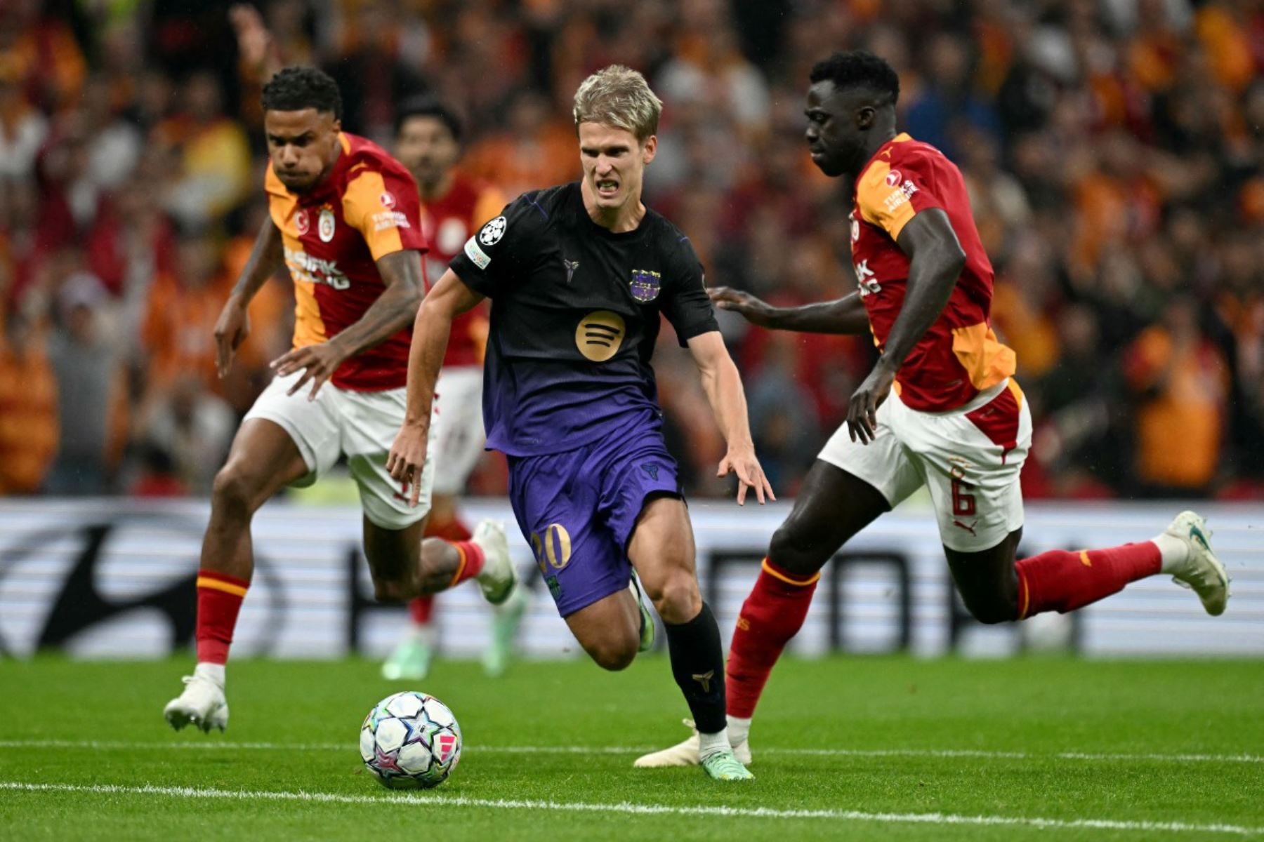 El delantero español del Barcelona, y el defensa colombiano del Galatasaray, Davinson Sánchez, pugnan por el balón durante el partido de fútbol entre el Galatasaray y el Barcelona. Foto: AFP
