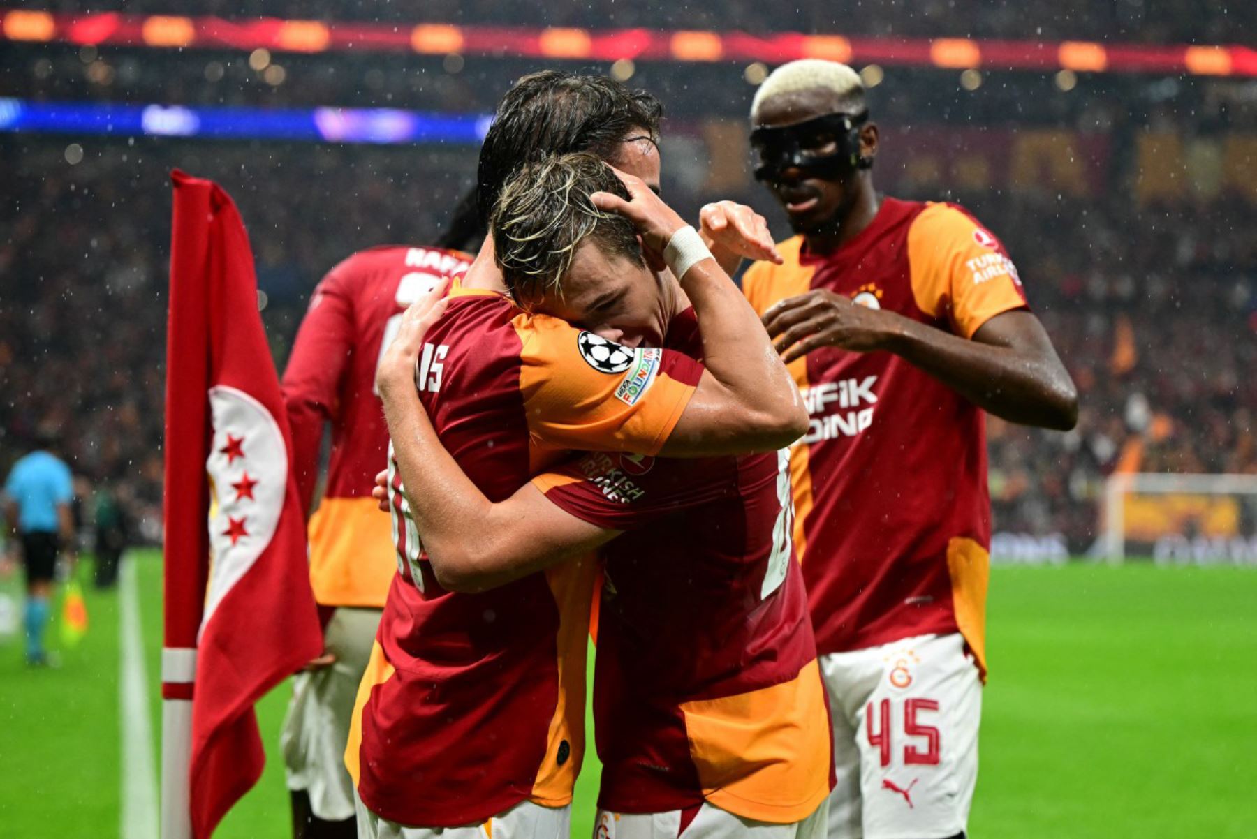 El centrocampista ruso del Galatasaray, Aleksei Batrakov, celebra con sus compañeros tras marcar el primer gol del Galatasaray durante el partido de fútbol de la segunda jornada de la fase de liga de la UEFA Champions League entre el Galatasaray y el Barcelona. Foto: AFP