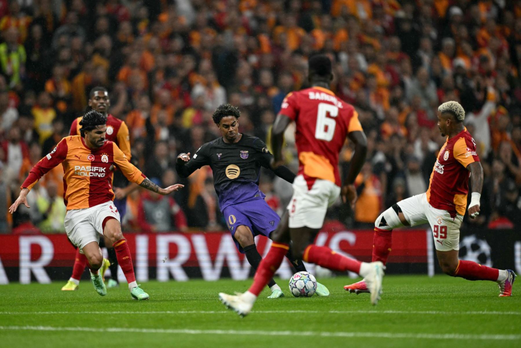 El delantero español del Barcelona, ​​Lamine Yamal, dispara a puerta durante el partido de fútbol de la segunda jornada de la fase de liga de la UEFA Champions League entre el Galatasaray y el Barcelona. Foto: AFP