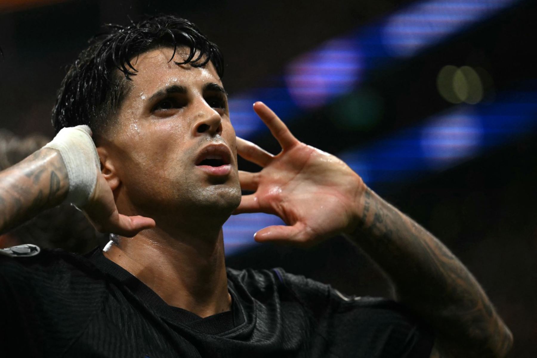 El defensa portugués del Barcelona, ​​João Cancelo, celebra tras marcar el primer gol del equipo durante el partido de fútbol de la segunda jornada de la fase de liga de la UEFA Champions League entre el Galatasaray y el Barcelona.  Foto: AFP