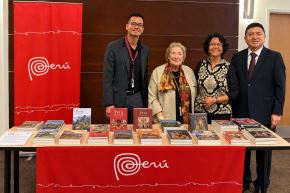 Cónsul Elvis Tuesta (derecha) junto a directivos de la Biblioteca Pública de Hartford. ANDINA/Difusión