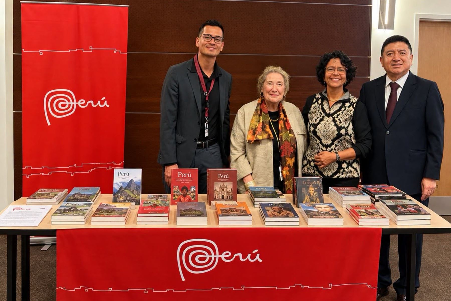 Consulado dona obras de Mario Vargas Llosa a la Biblioteca Pública de Hartford, en EE. UU.