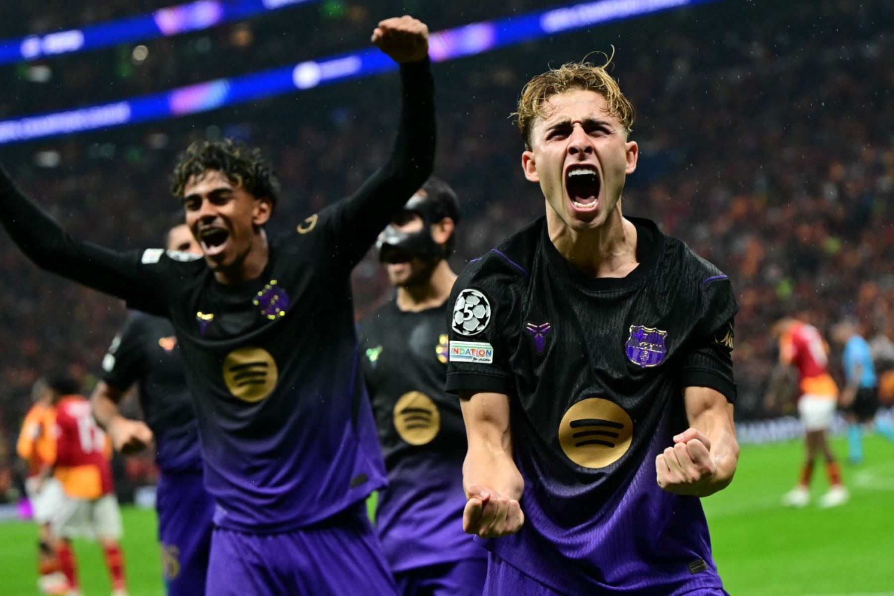 El centrocampista español del Barcelona, el número 07 Fermin López (D), celebra tras marcar el segundo gol del Barcelona durante el partido de la fase de liga de la UEFA Champions League, segunda jornada, entre el Galatasaray y el Barcelona en el Complejo Deportivo Ali Sami Yen de Estambul Foto: AFP