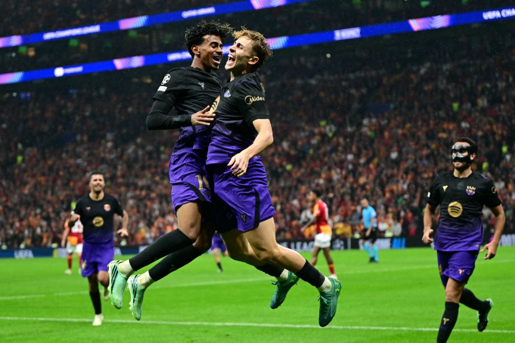 El centrocampista español del Barcelona, el nº 07 Fermin López (CR), celebra con el delantero español del Barcelona, el nº 10 Lamine Yamal (CL), tras marcar el segundo gol del Barcelona durante el partido de la fase de liga de la UEFA Champions League, jornada 2, entre el Galatasaray y el Barcelona, en el Ali Sami Yen Sports Complex de Estambul Foto: AFP