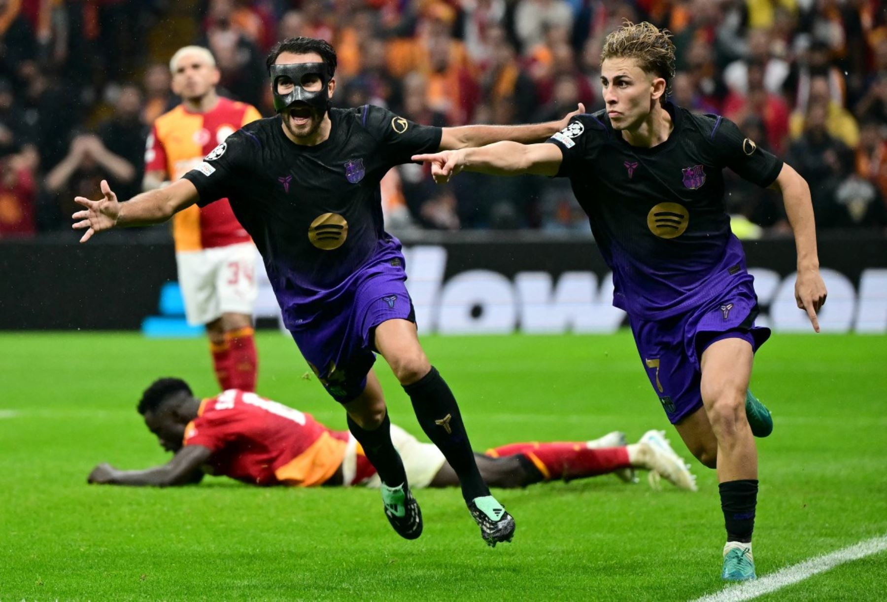 El centrocampista español del Barcelona, el número 07 Fermin López (D), celebra tras marcar el segundo gol del Barcelona durante el partido de la fase de liga de la UEFA Champions League, segunda jornada, entre el Galatasaray y el Barcelona en el Complejo Deportivo Ali Sami Yen de Estambul Foto: AFP