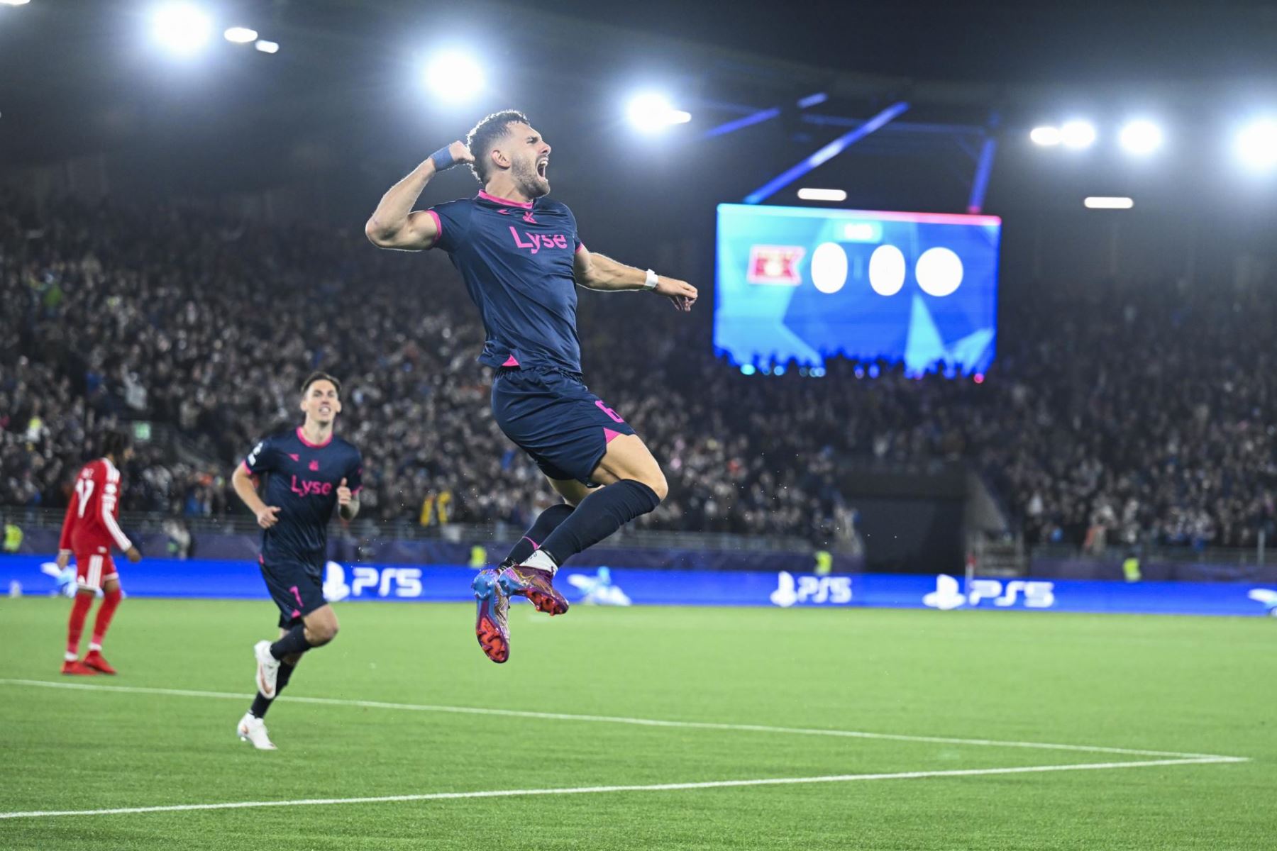 Gianni Stensness, de los Vikings, celebra tras el gol que puso el 1-0 en el partido de la UEFA Champions League entre los Vikings y el Bayern de Múnich en el Lyse Arena de Stavanger, Noruega.
 Foto: EFE