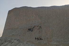Las inscripciones pintadas en uno de los muros perimetrales del complejo arqueológico Chan Chan dicen: “Maur y By Sida”. Foto: Cortesía Luis Puell