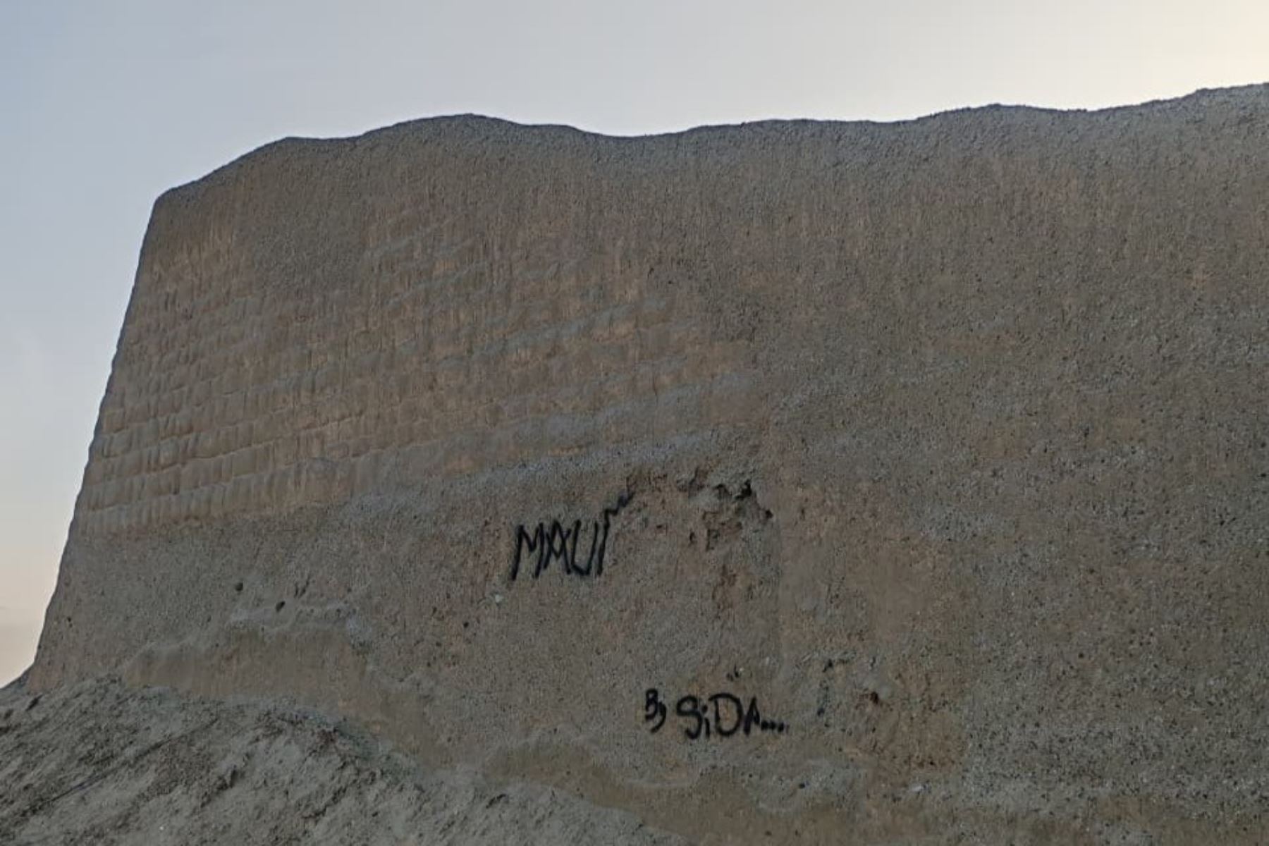 ¡Chan Chan sufre un nuevo atentado! Pintan con aerosol muros perimetrales