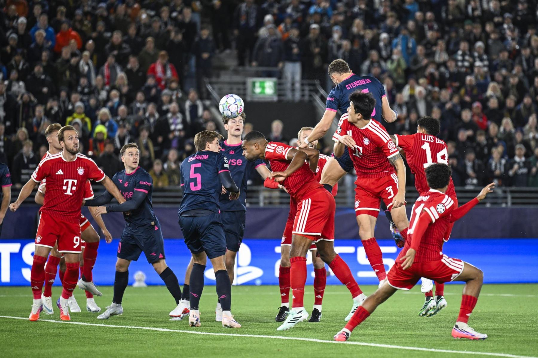 Gianni Stensness, del Vikings, anota el gol que pone el 1-0 durante el partido de fútbol de la UEFA Champions League entre el Viking y el Bayern de Múnich en el Lyse Arena de Stavanger.
 Foto: EFE