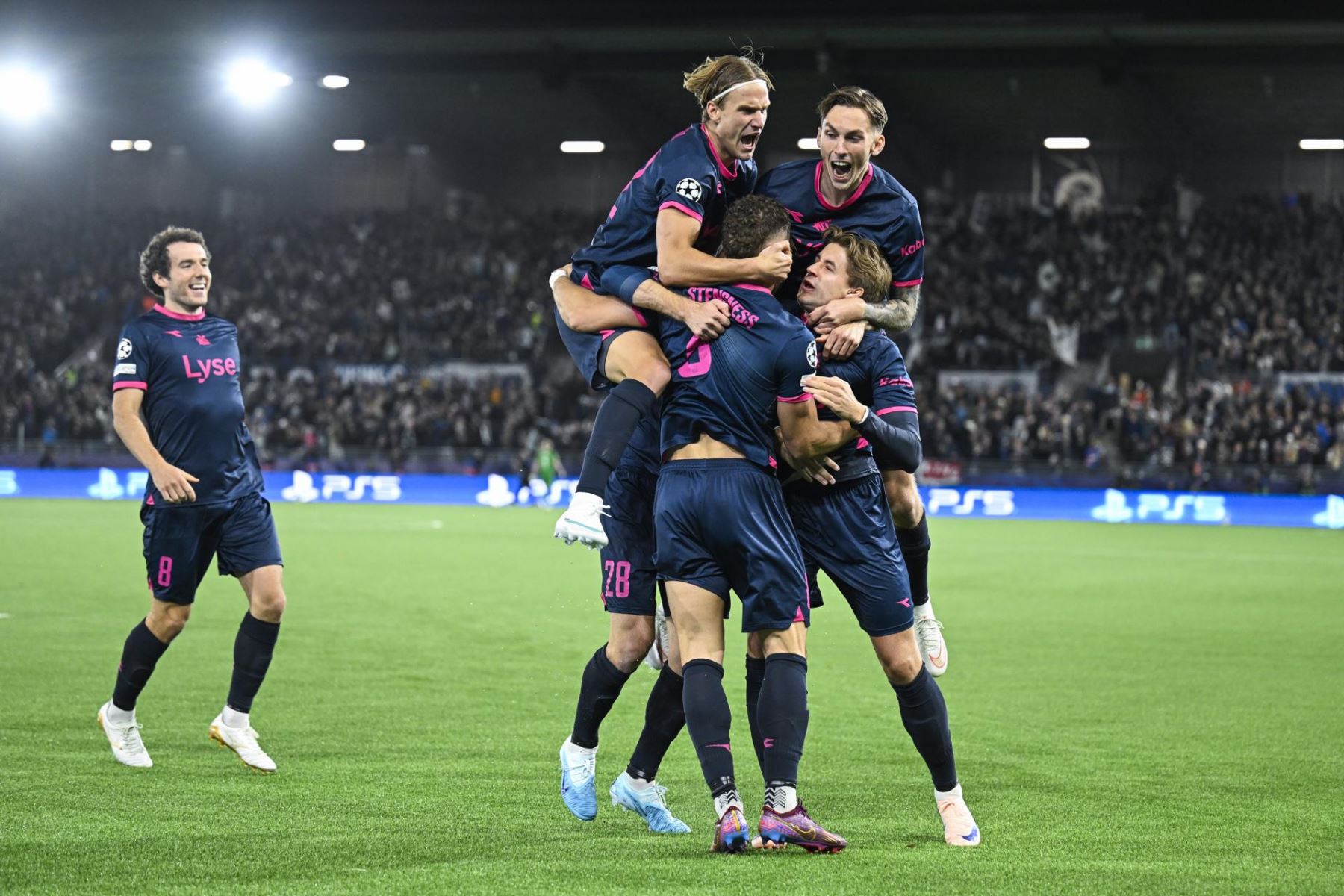 Jugadores del Viking celebran tras el gol del 1-0 durante el partido de fútbol de la Liga de Campeones de la UEFA entre el Viking y el Bayern de Múnich en el Lyse Arena de Stavanger, Noruega.

 Foto: EFE