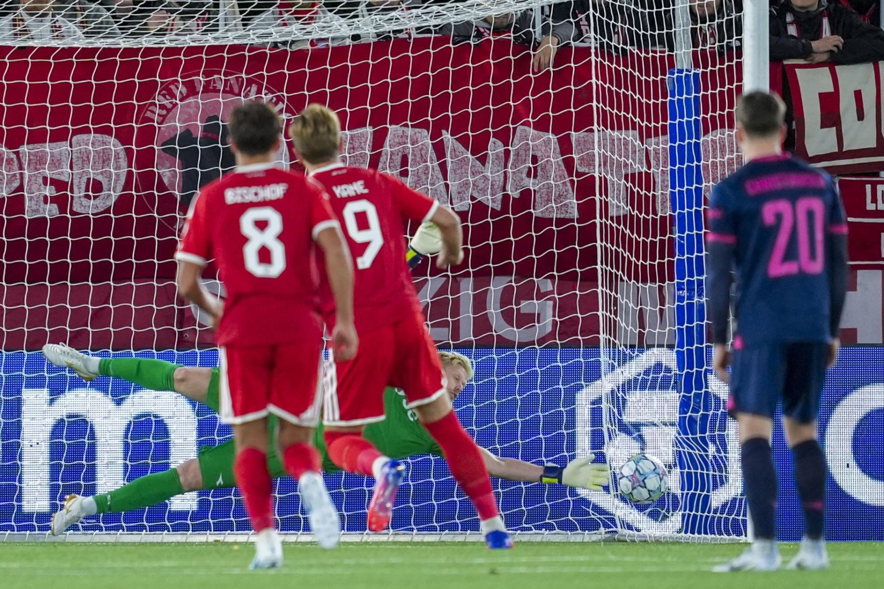 Harry Kane, del Bayern de Múnich, anota el gol que pone el 2-1 en el marcador contra el portero del Viking, Arild Ostbo, durante el partido de la Liga de Campeones de la UEFA entre el Viking y el Bayern de Múnich en el Lyse Arena de Stavanger, Noruega.
 Foto: EFE