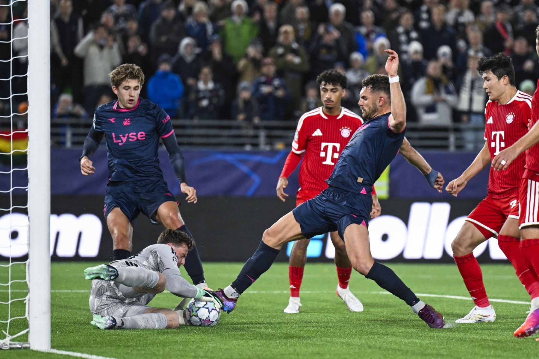 El portero del Bayern de Múnich, Jonas Urbig, detiene el balón durante el partido de fútbol de la Liga de Campeones de la UEFA entre el Viking y el Bayern de Múnich en el Lyse Arena de Stavanger, Noruega.
 Foto: EFE