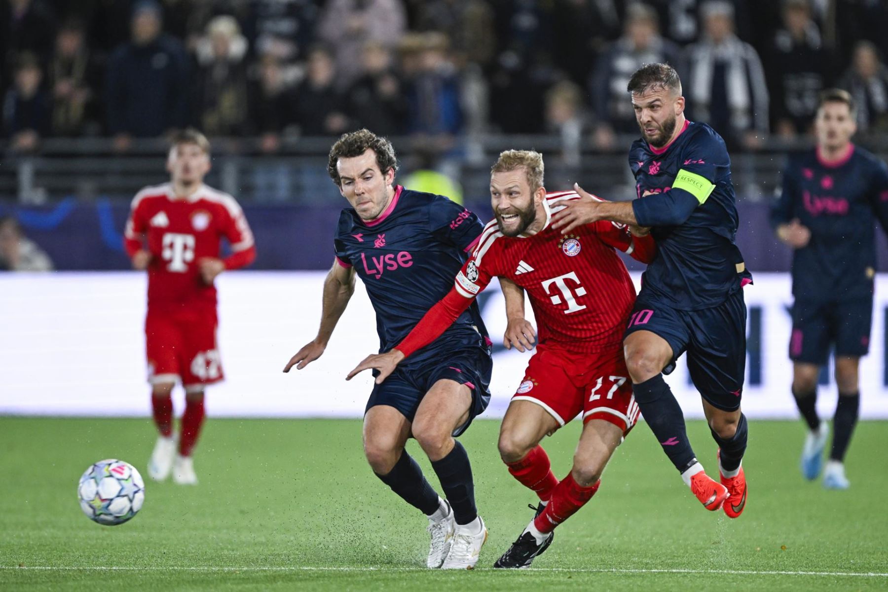 Konrad Laimer del Bayern de Múnich y Joe Bell y Zlatko Tripic de los Vikings durante el partido de fútbol de la UEFA Champions League entre el Viking y el Bayern de Múnich en el Lyse Arena en Stavanger, Noruega.
 Foto: EFE