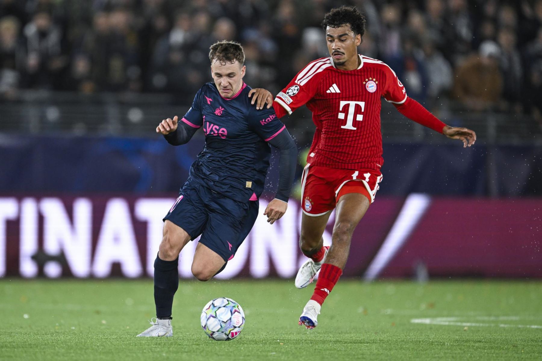 Peter Christiansen (izq.) de los Vikings y Nathaniel Brown del Bayern de Múnich durante el partido de fútbol de la UEFA Champions League entre los Vikings y el Bayern de Múnich en el Lyse Arena en Stavanger, Noruega.
 Foto: EFE