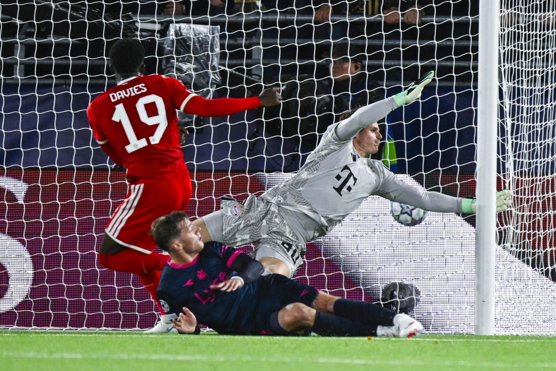 Herman Haugen (centro), del Viking, marca el gol del 3-3 durante el partido de fútbol de la Liga de Campeones de la UEFA entre el Viking y el Bayern de Múnich en el Lyse Arena de Stavanger, Noruega.
 Foto: EFE