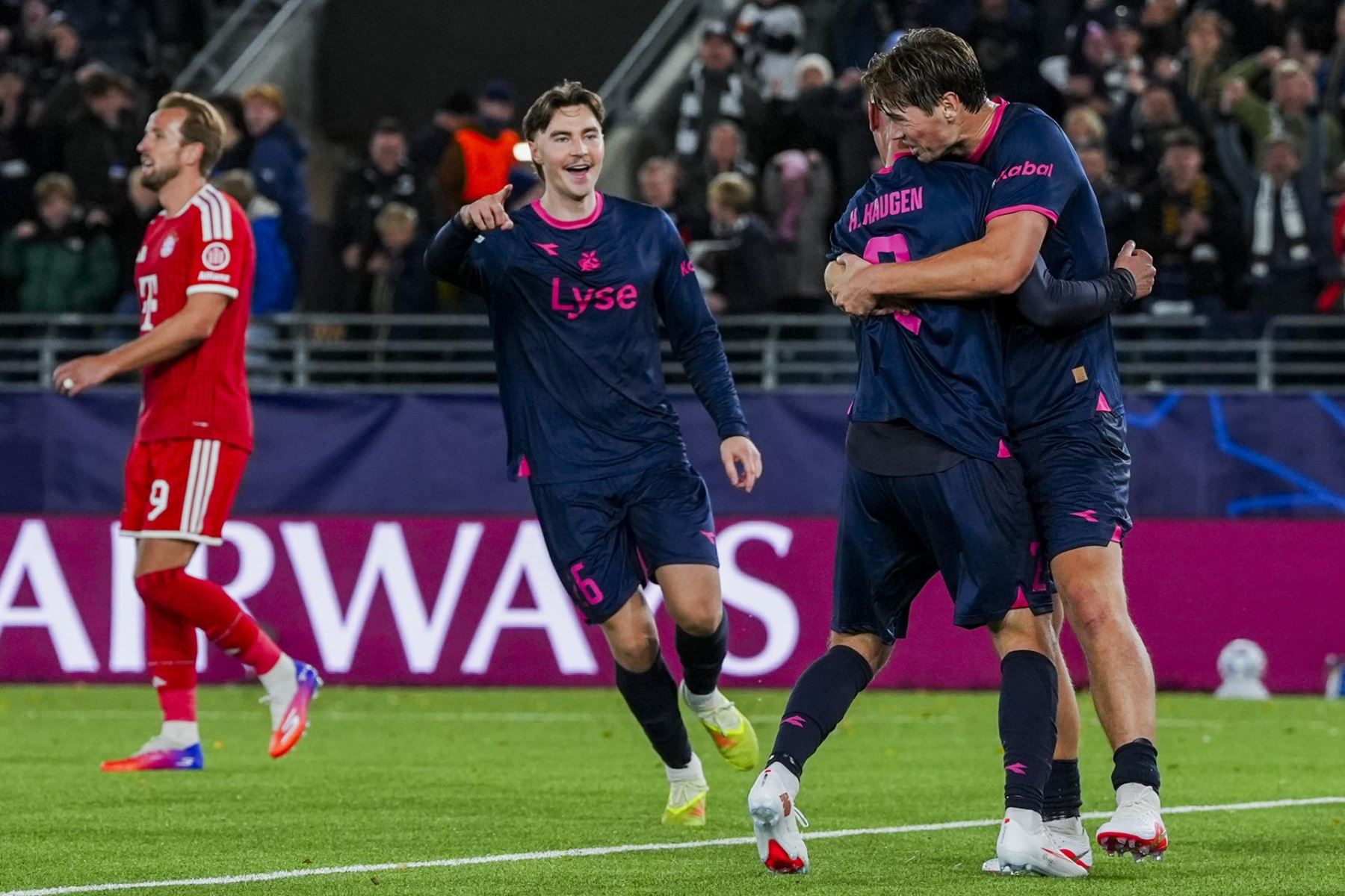 Herman Haugen, del Viking (derecha), celebra tras el gol que supuso el 3-3 durante el partido de fútbol de la Liga de Campeones de la UEFA entre el Viking y el Bayern de Múnich en el Lyse Arena de Stavanger, Noruega.
Foto: ANDINA/Difusión
