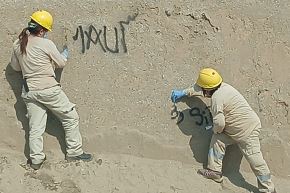 Personal de la DDC La Libertad se encargó de la limpieza y retiro de las pintas en un muro del conjunto Chol An. Foto: Mincul/Difusión