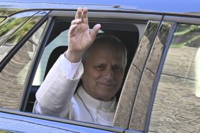 León XIV saluda desde la ventanilla del automóvil al salir del Vaticano, antes de ser ingresado en el Hospital Gemelli el 13 de octubre de 2026. Foto: AFP