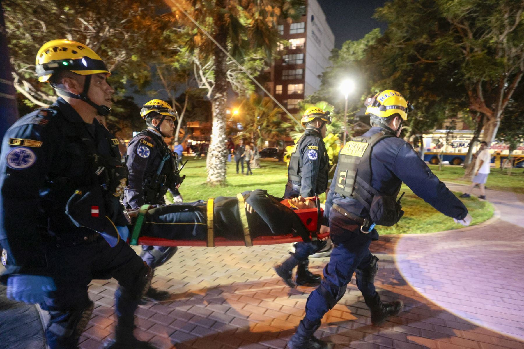Personal de las entidades de primera respuesta participó en las demostraciones de rescate realizadas durante el III Simulacro Nacional Multipeligro 2026, con el objetivo de fortalecer la preparación ante situaciones de emergencia. Foto: ANDINA/Vidal Tarqui