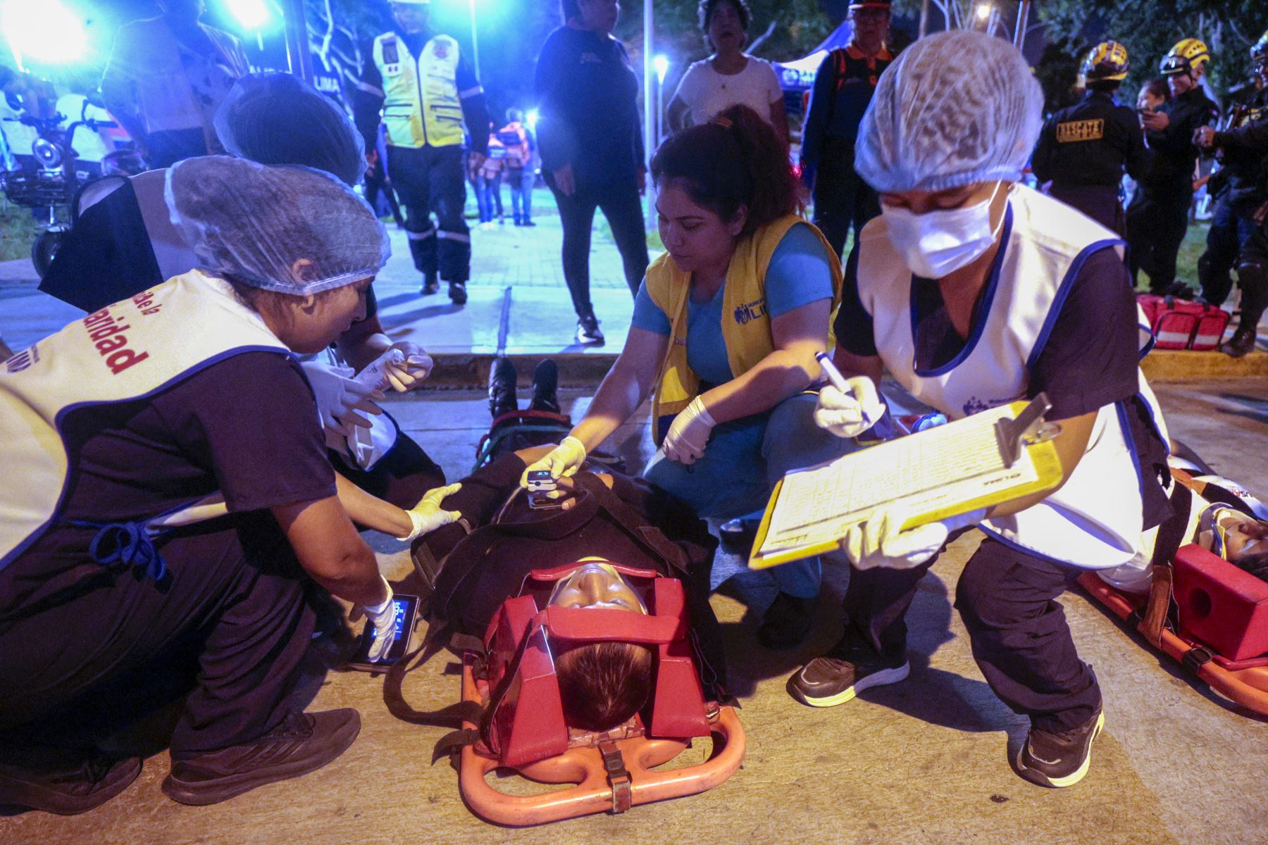 Personal de las entidades de primera respuesta participó en las demostraciones de rescate realizadas durante el III Simulacro Nacional Multipeligro 2026, con el objetivo de fortalecer la preparación ante situaciones de emergencia. Foto: ANDINA/Vidal Tarqui