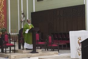El padre Juan Mechán Sánchez, vicario parroquial de la iglesia Santa María Catedral de Chiclayo, ofició una misa por la salud del papa León XIV. Foto: Cortesía Silvia Depaz