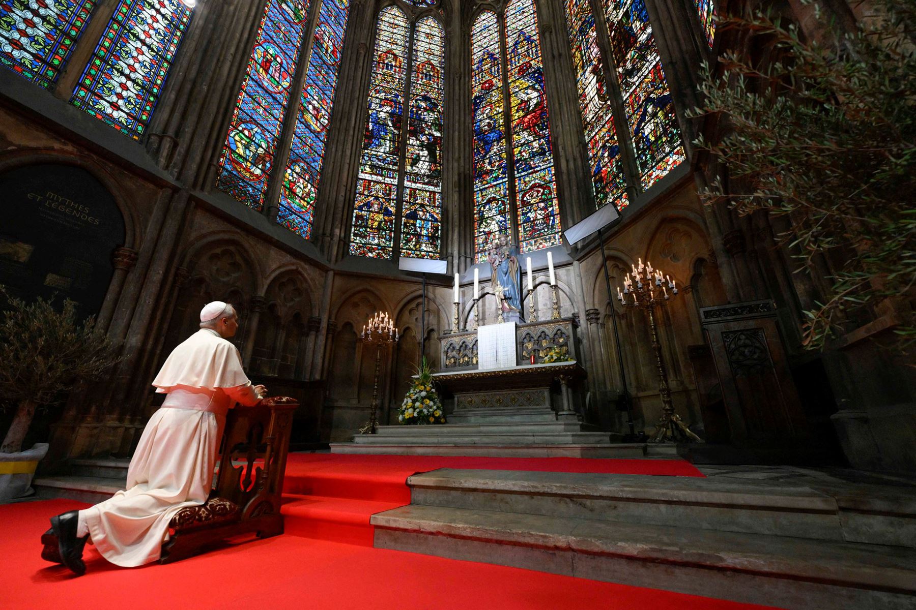 El papa León XIV, arrodillado durante una misa en la catedral de Saint-Étienne de Metz, en Metz. Foto: AFP