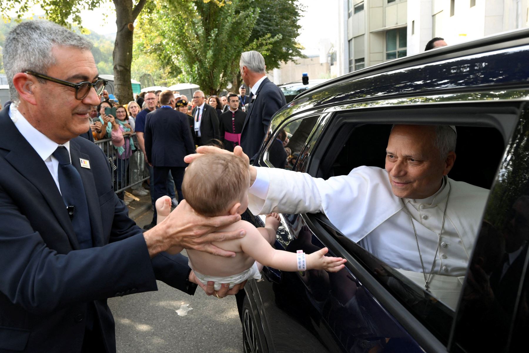 Papa León XIV bendice a un niño de camino al monasterio carmelita de Lourdes, en el suroeste de Francia. Foto: AFP